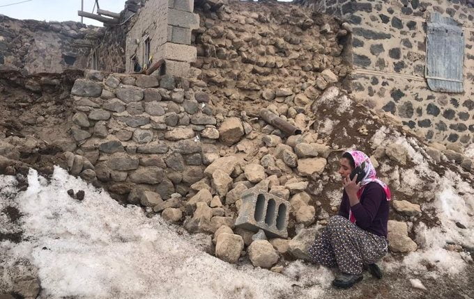 بالصور والفيديو.. شاهد الدمار الذي احدثه زلزال فان شرقي تركيا 21