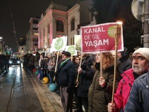 بالصور| سلسلة بشرية في "كاديكوي" رفضًا لمشروع "قناة إسطنبول" 5