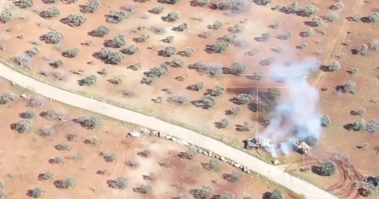 مدرعة تركية تطارد دبابة روسية في ريف إدلب