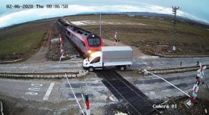 شاهد.. سائق ينجو بأعجوبة بعد أن سحق قطار شاحنته في تركيا