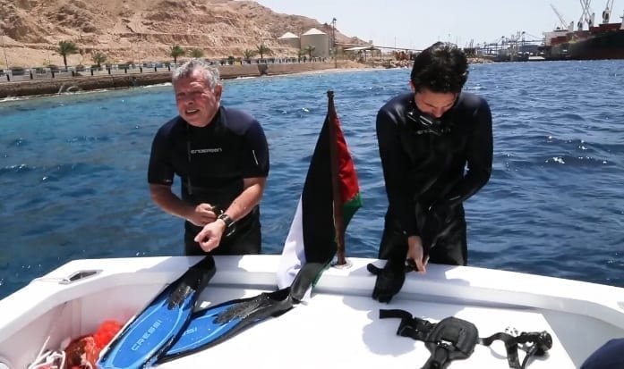 شاهد.. العاهل الاردني الملك عبدالله الثاني وولي عهده غاصا في أعماق خليج العقبة .. لهذا السبب 5