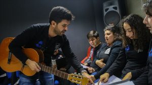 بالموسيقى.. مدرس تركي يدمج أطفال التوحد بالمجتمع
