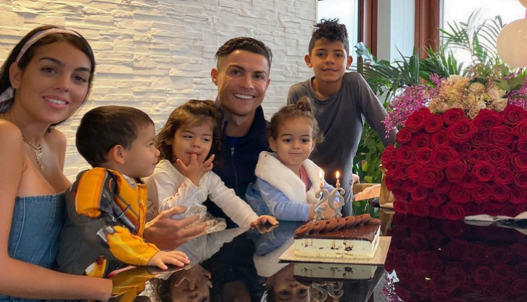 رونالدو وعائلته في حمام منزله