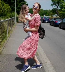 النجمة التركية مريم أوزيرلي تحتفل بعيد ميلاد ابنتها بفيديو مؤثر منذ لحظة ولادتها (فيديو)