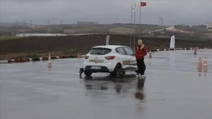 صحفية تركية تخوض مسابقات للسيارات من أجل إدلب السورية