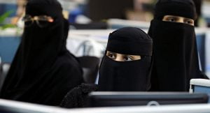 شاهد.. نساء السعودية يبدأن ممارسة هذه العادة السيئة علناً في الشوارع