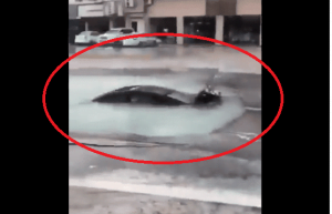 شاهد.. كيف انشقت الأرض وابتلعت سيارة سعودي في الشارع وسط ذهول المارة!