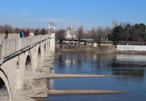 بالصور| تراجع المياه في نهر "أدرنة" أظهر أعمدة "الجسر التاريخي" 1