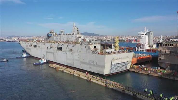 بالفيديو| أول حاملة للطائرات الحربية التركية "أناضول" تتحرك للاختبار 3