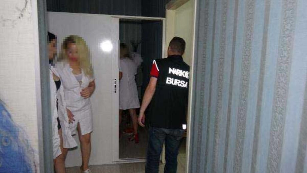 الشرطة التركية تضبط 3 نساء افريقيات خلال ممارستهم الرذيلة في صالون للتدليك (صور) 34