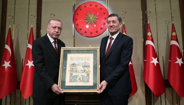 الرئيس التركي رجب طيب أردوغان ووزير التربية والتعليم ضياء سلجوق