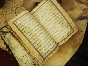 بالفيديو والصور| "القرآن الكريم" لم تمسهُ نار رغم احتراق المنزل كليًا في تركيا 3
