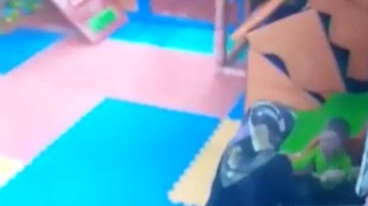 بالفيديو| صفعته مرارًا.. مُعلمة تعذب طفلًا في حضانة للأطفال غرب تركيا 1