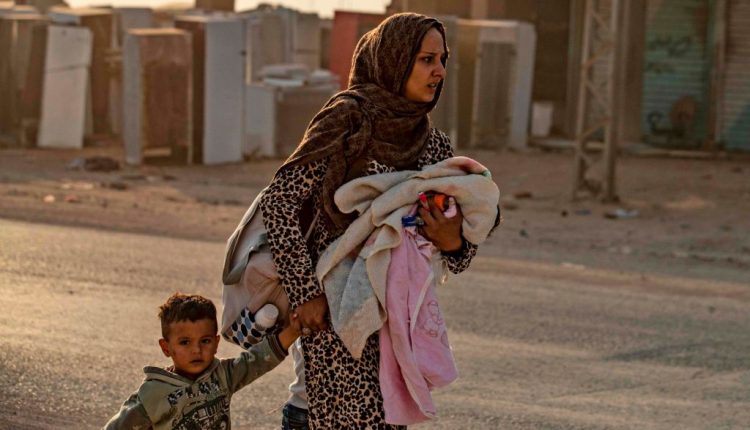 امرأة سورية تفر من الاستهدافات العشوائية