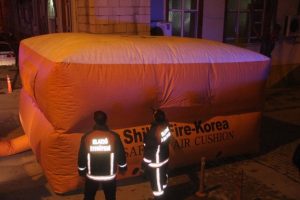 بالصور| مواطن تركي يحاول الانتحار من مئذنة مسجد ! 3