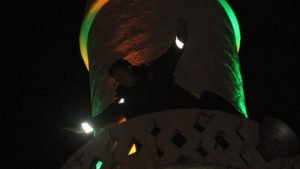 بالصور| مواطن تركي يحاول الانتحار من مئذنة مسجد ! 1
