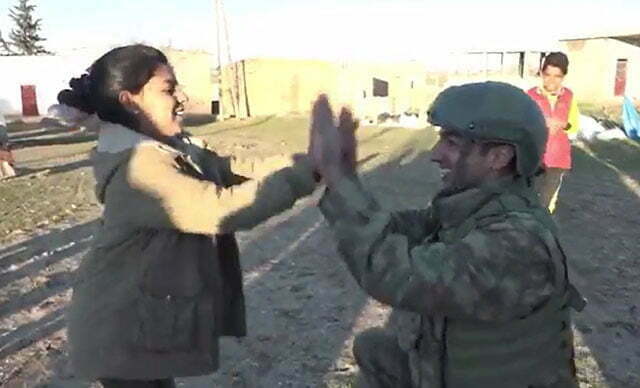 جنود أتراك يلهون مع الأطفال السوريين