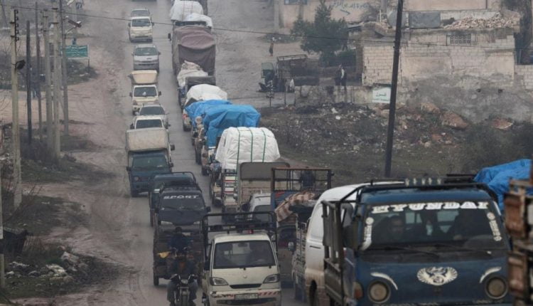 سوريون يفرون في ضربات الأسد المدفعية العشوائية من إدلب