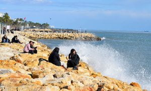 بالصور| بعد ليالِ ثلجية.. مواطنو "مرسين" يستمتعون بـ"السباحة" 23