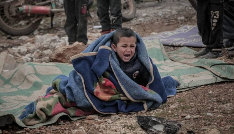 طفل سوري يبكي خوفًا من نيران النظام السوري
