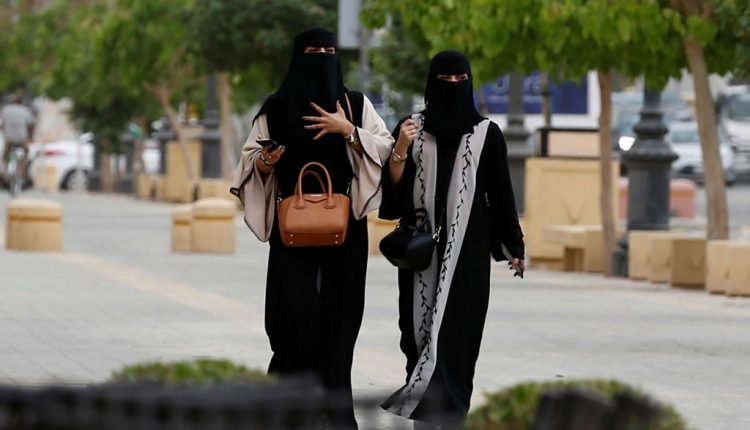 فتاتان سعوديتان أثناء تجولهما في مدينة جدة