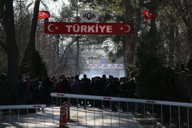 بالفيديو| "أطلق عليهم وابلًا من قنابل الغاز السامة ".. الجيش اليوناني يمنع اللاجئين من دخول أوروبا 21