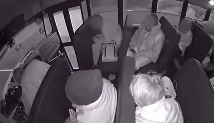 لحظة اصطدام القافلة المدرسية في أوهايو