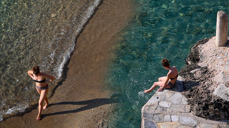 بالفيديو| أنطاليا تتمتع بالسباحة وأشعة الشمس في فبراير 9