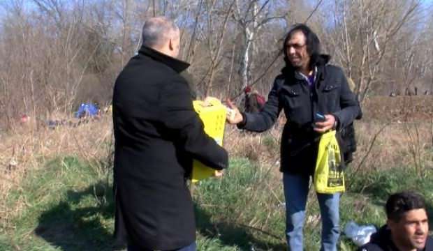 بالفيديو| مساعدات غذائية من الأتراك للمهاجرين على حدود أدرنة 13