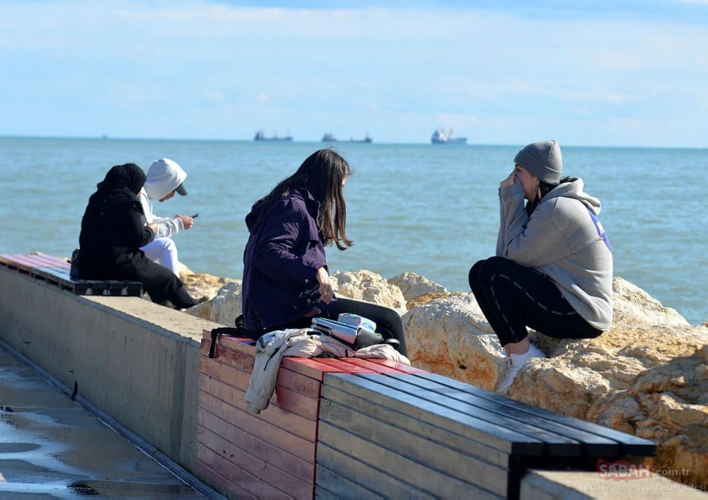 بالصور| بعد ليالِ ثلجية.. مواطنو "مرسين" يستمتعون بـ"السباحة" 21