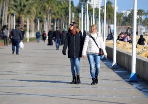 بالصور| بعد ليالِ ثلجية.. مواطنو "مرسين" يستمتعون بـ"السباحة" 25