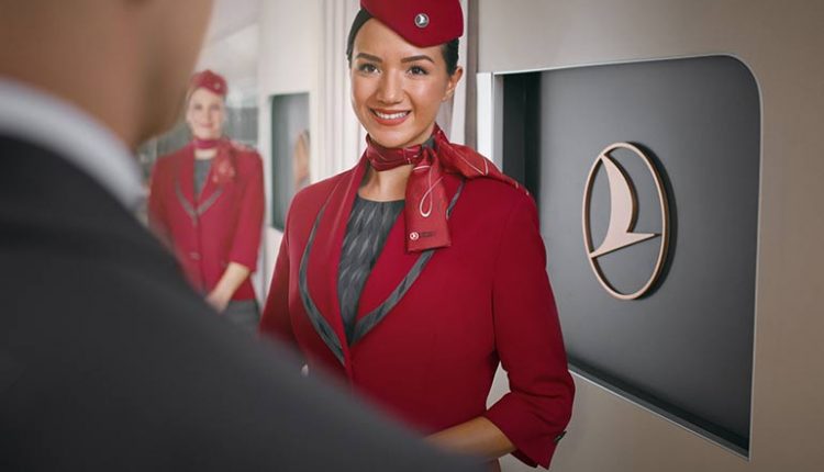 مضيفة في الطيران التركي.