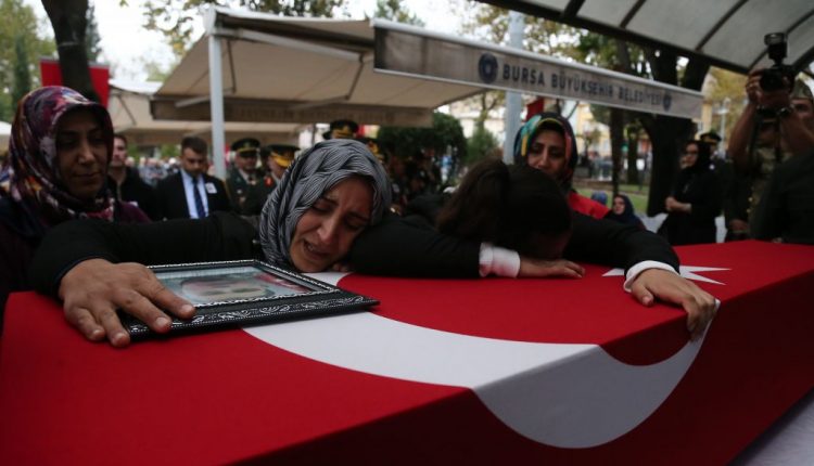 والدة شهيد تركي أثناء وداعه