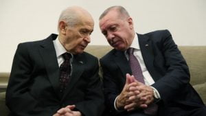 بهتشلي يلتقي أردوغان في أنقرة ويهديه 99 وردة .. ما قصة الورد؟
