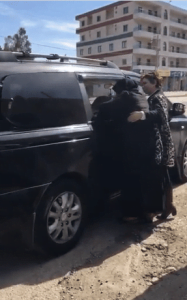 شاهد الفيديو المؤثر.. لحظة استقبال والدة محمد الموسى جثمان نجلها بعد شهرين من قتله في فيلا نانسي عجرم