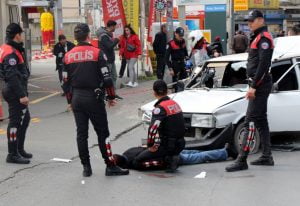 بالفيديو| سائق متهور يعرض حياة مواطنين اثنين وطفله للموت في إسطنبول