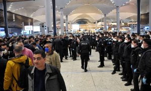 جزائريون عالقون في مطار إسطنبول بسبب “فيروس كورونا”