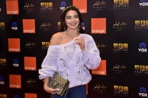 شاهد .. الراقصة جوهرة تؤدي وصلة رقص ساخنة مع طفل وتثير غضباً واسعاً !