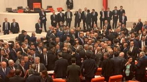 بالفيديو| عراك بالأيدي في “البرلمان التركي” بين “الجمهوريين” والعدالة والتنمية”
