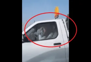 شاهد .. فتاة سعودية تجلس في حضن شاب لتدريبها على قيادة السيارة!