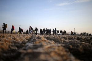 “اليونان” تُخاطب “اللاجئين” عبر 3 رسائل نصية