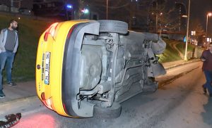 انقلاب مركبة “تاكسي” نتيجة نوم سائقها أثناء القيادة بإسطنبول