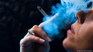 هل يزيد التدخين مخاطر الإصابة بفيروس كورونا؟ بروفيسور تركي يجيب