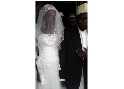 “شاهد” رفضت خلع ملابسها .. إمام مسجد يُصدم بالتي تزوّجها بعد أسبوعين أنها رجل! 1