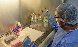مختبر في تركيا يجري 1500 عينة اختبار عن فيروس كورونا يوميا