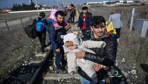 ظروف مأساوية لليوم الرابع يعيشها المهاجرون على حدود اليونان (فيديو)