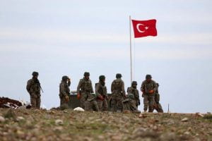 الجيش التركي يرسل تعزيزات ضخمة إلى إدلب