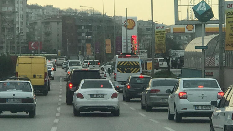 رغم دعوات البقاء في المنازل.. تم التقاط صورة مثيرة للجدل في بورصة (شاهد) 2 رغم دعوات البقاء في المنازل.. تم التقاط صورة مثيرة للجدل في بورصة (شاهد) 1