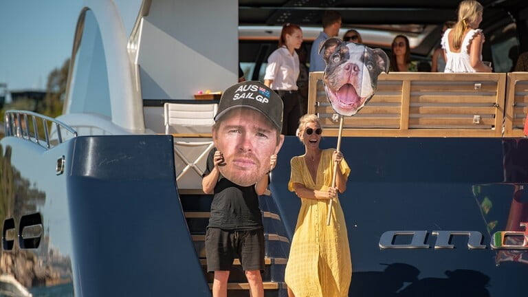 لاعب يستفز متابعيه بسبب لهوه مع عارضات أزياء على متن يخت رغم انتشار وباء كورونا (صور) 3