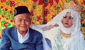 بالفيديو.. إندونيسي بعمر الـ103 يتزوج شابة فى الـ27